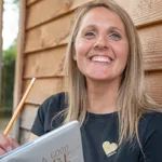 Stéphanie en train d'écrire ses livres